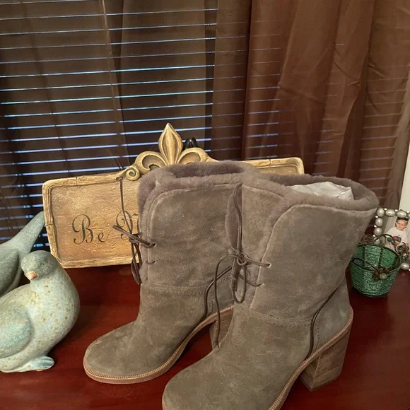 Boots by Ugg - Picture 2 of 8